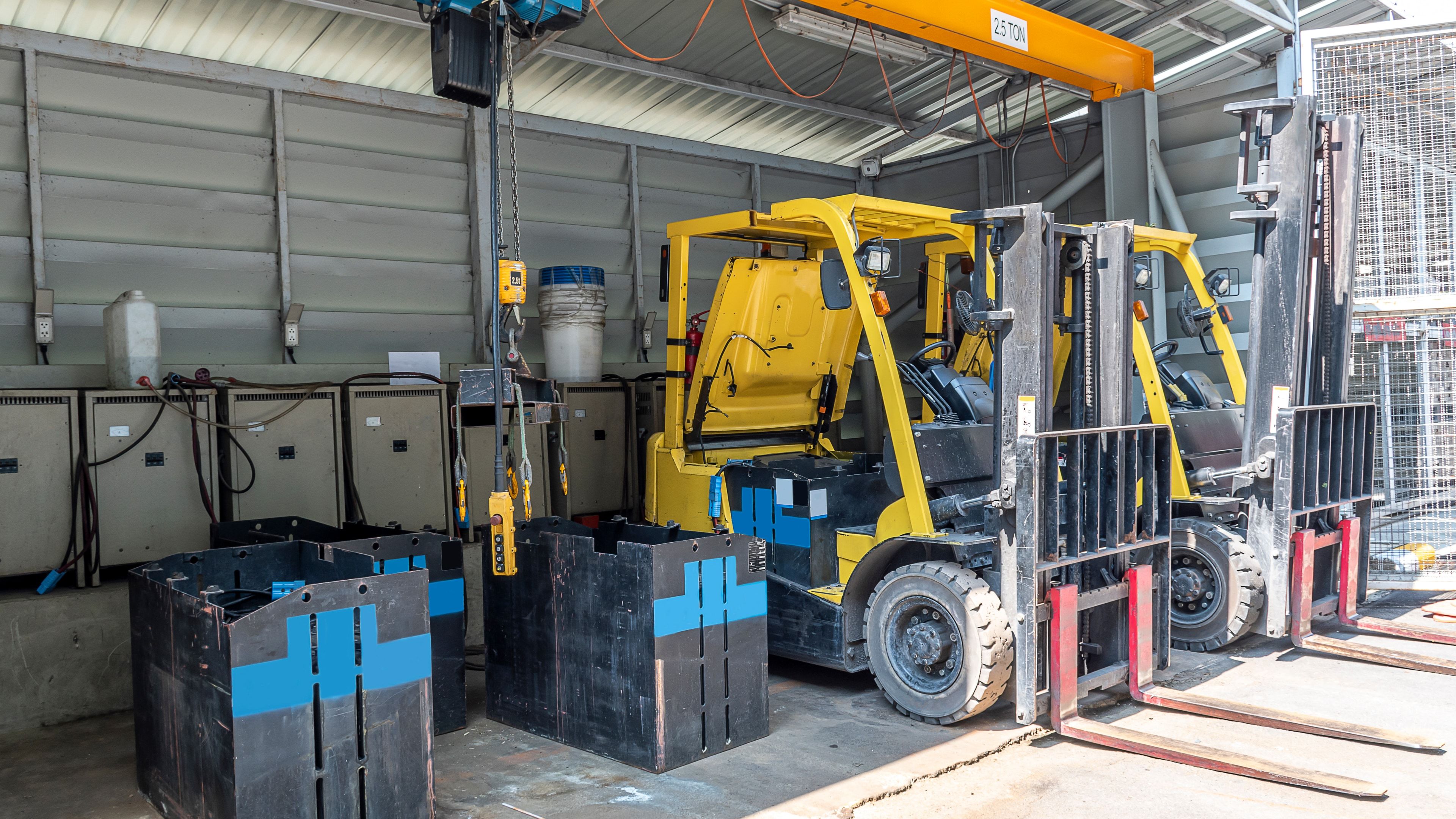 Carretilla retráctil eléctrica con banco de baterías de tracción